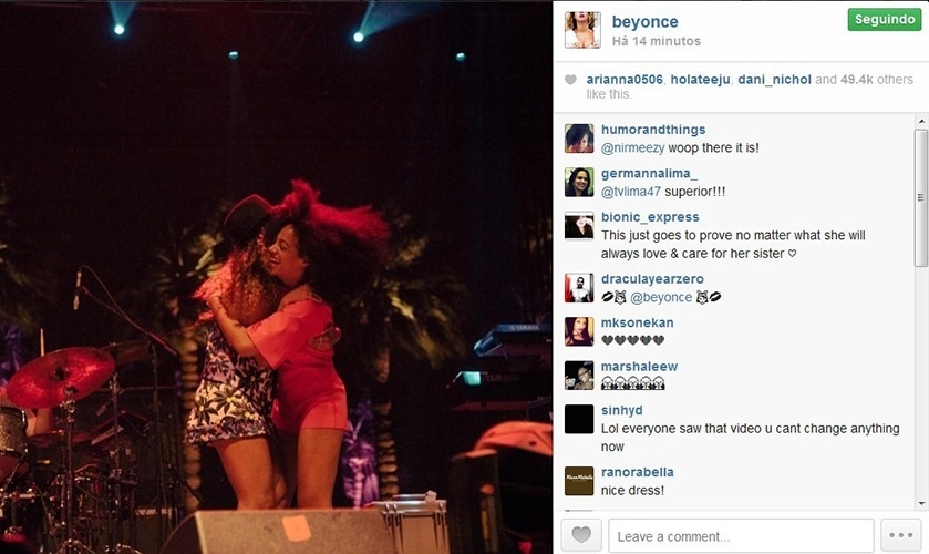 14.mai.2014 - Beyoncé posta foto em que abraça a irmã, Solange Knowles, ao aparecer de surpresa no show que ela fez no Coachella