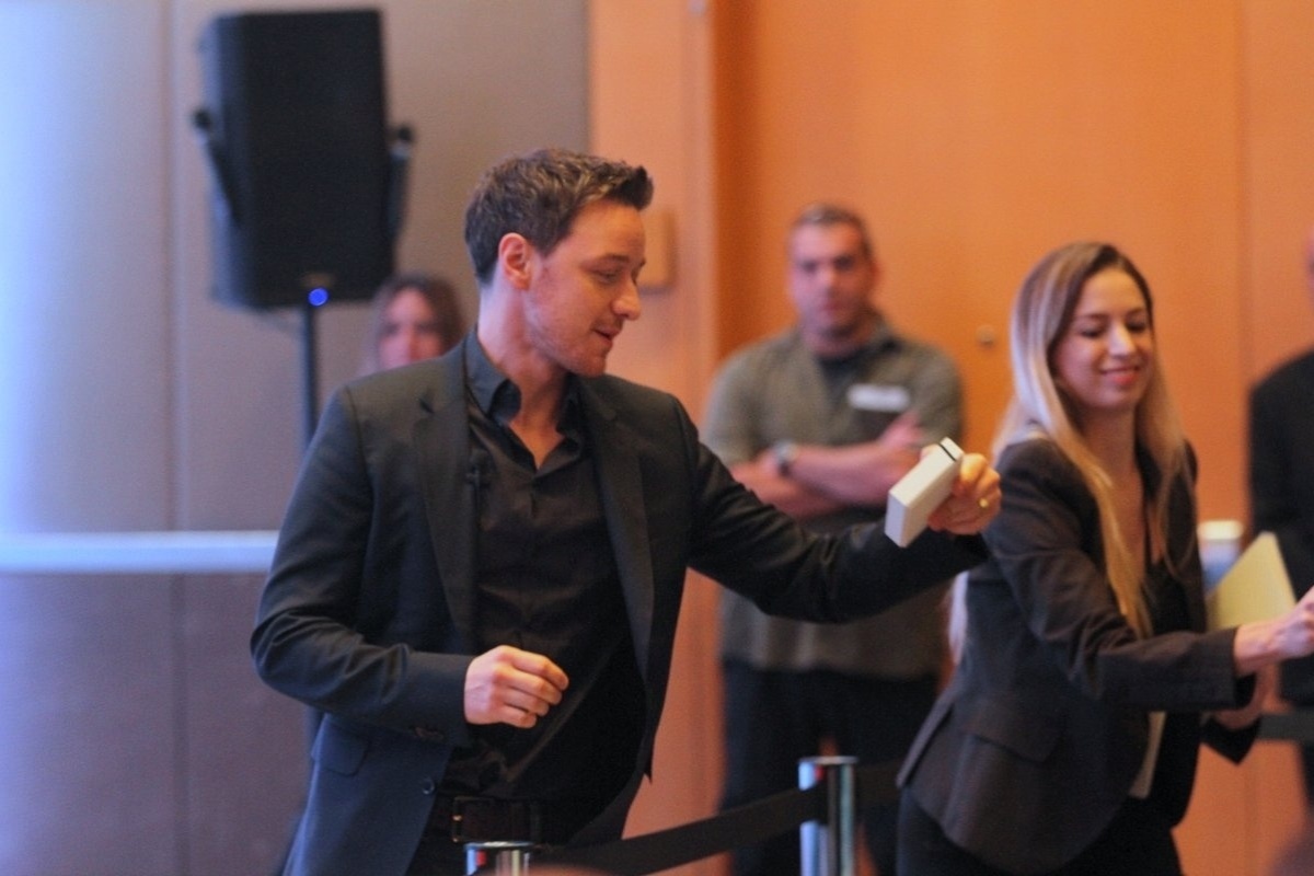 14.mai.2014 - James McAvoy ganha corrente com medalha de fã durante coletiva de imprensa do filme "X-Men: Dias De Um Futuro Esquecido" em São Paulo - Caio Duran e Thiago Duran/AgNews
