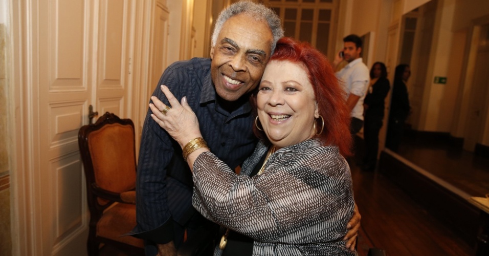14.mai.2014 - O cantor Gilberto Gil abraça Beth Carvalho nos bastidores do 25º Prêmio da Música Brasileira, no Rio de Janeiro