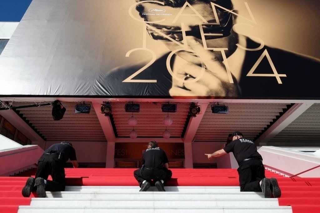 14.mai.2014 - Tapete vermelho é colocado para o início da 67ª edição do Festival de Cannes, na Riviera francesa. O tradicional festival homenageia este ano o ator italiano Marcello Mastroianni - AFP