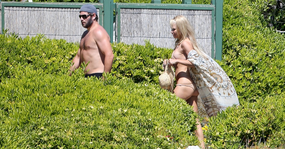 14.mai.2014 - Em Cannes, Pamela Anderson curte dia de sol ao lado do namorado, Rick Solomon