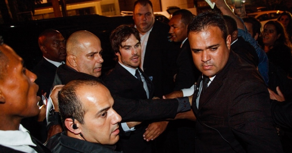 14.mai.2014 - Ian Somerhalder é escoltado por seguranças ao deixar evento em São Paulo. Ele veio à cidade para promover um perfume do qual é garoto propaganda