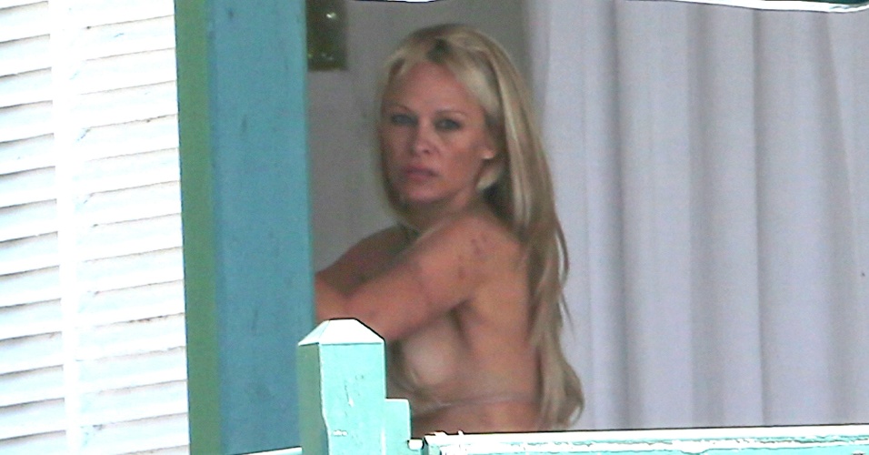 14.mai.2014 - Pamela Anderson se troca após curtir de sol em Cannes e quase é flagrada por papparazzi