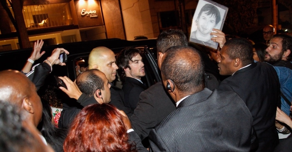 14.mai.2014 - Rodeado por fãs e imprensa, Ian Somerhalder deixa evento em São Paulo. Ele veio à cidade para promover um perfume do qual é garoto propaganda