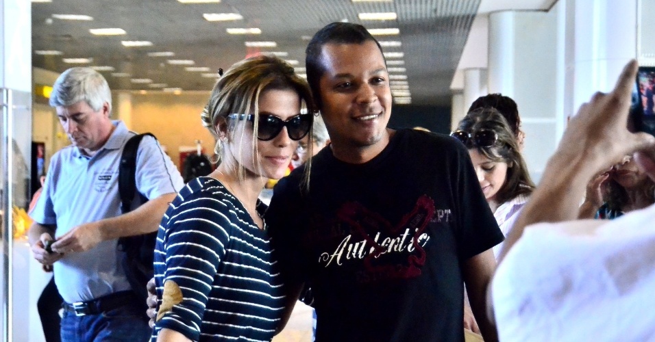 15.mai.2014 - Loira, a atriz Deborah Secco posou para fotos com fãs no aeroporto Santos Dumont antes de embarcar nesta quinta-feira