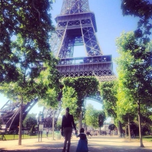 15.mai.2014 - Na França, Grazi Massafera visita a Torre Eiffel em Paris com a filha