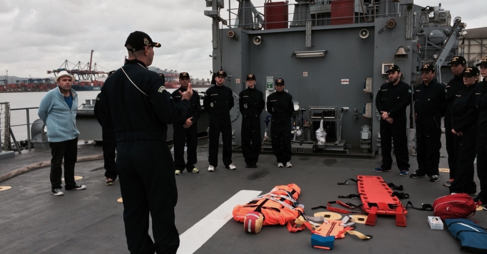 15.mai.2014 - Na quarta tarefa do "Aprendiz Celebridades",  os famosos enfrentam treinamento em alto mar, dentro de um navio de guerra da Marinha do Brasil
