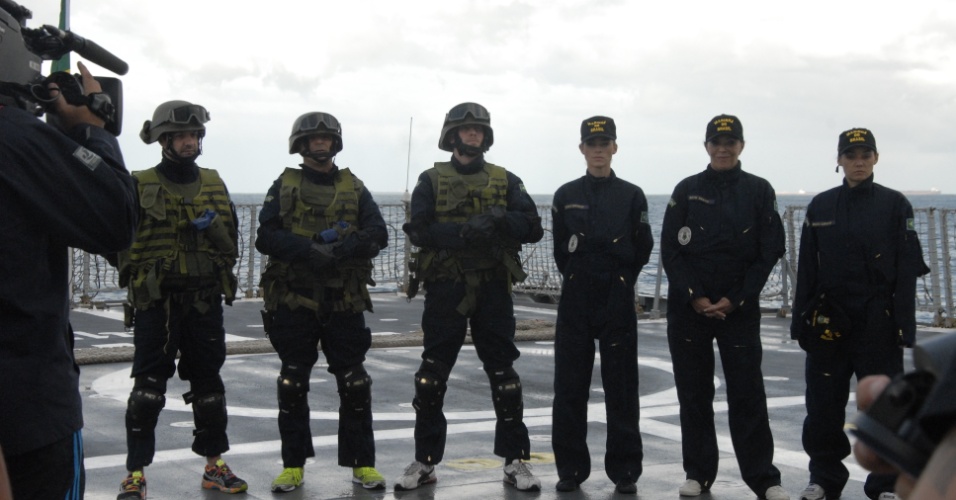 15.mai.2014 - Na quarta tarefa do "Aprendiz Celebridades",  os famosos enfrentam treinamento em alto mar, dentro de um navio de guerra da Marinha do Brasil