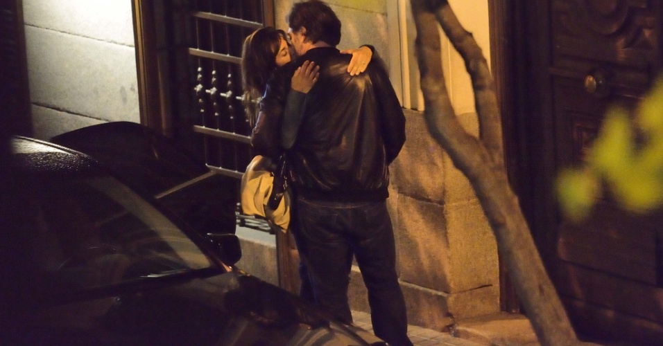 15.mai.2014- Penélope Cruz e o marido, Javier Bardem, são flagrados trocando beijos apaixonados na porta de um restaurante, em Madri, na Espanha. Na ocasião, a atriz estava comemorando seu aniversário de 40 anos