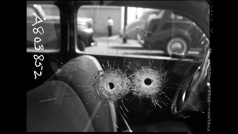 As imagens foram feitas entre as décadas de 1920 e 1960 e foram encontradas em um depósito da Polícia de Los Angeles. Acima, buracos de bala em uma janela de carro, outubro de 1942 - LAPD/Fototeka/Paris Photo