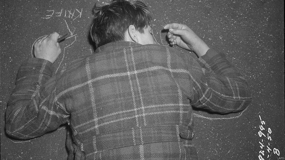As imagens pertencem à Divisão de Investigações Especiais de Los Angeles, o laboratório forense mais antigo dos Estados Unidos. A foto acima mostra um corpo no chão com uma faca na mão em dezembro de 1950 - LAPD/Fototeka/Paris Photo