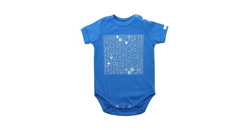 Body azul com estampa de caça-palavras para bebês, da Duds bb (www.dudsbb.com.br). Disponível nos tamanhos do P ao GG. R$ 40. Preço pesquisado em maio de 2014. Sujeito a alterações. - Divulgação