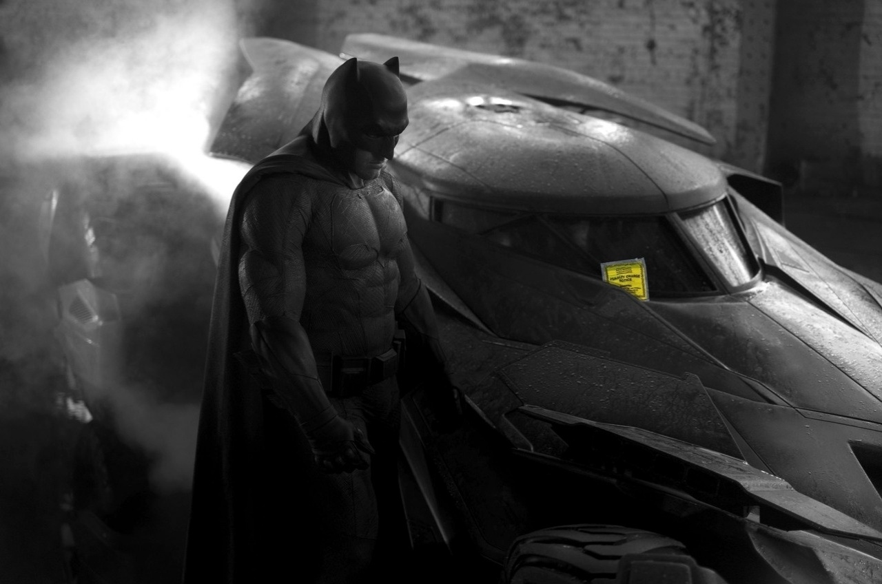 Batman sai por dois minutos e o batmóvel é multado. O blog "Why so sad Batman?" traz diversas sátiras que explicariam porque o Cavaleiros das Trevas estaria tão deprimido na primeira imagem divulgada de "Batman Vs. Superman" - Reprodução/whysosadbatman.tumblr.com/