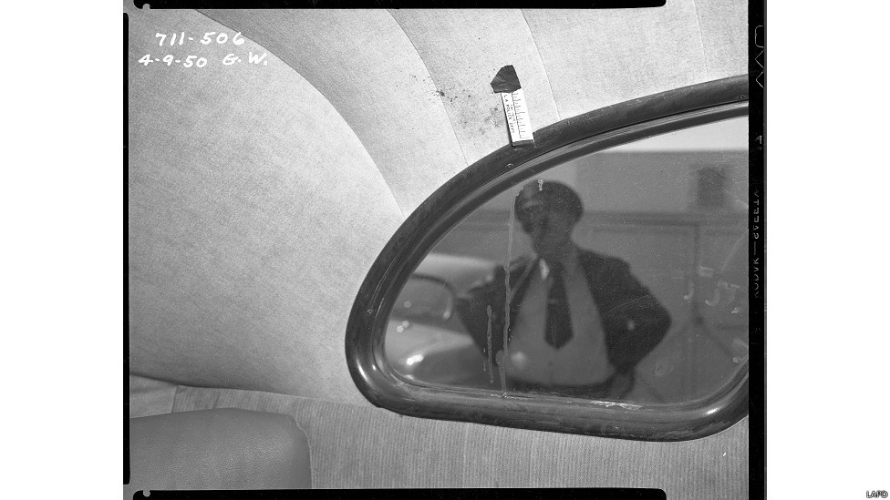 Junto com sua esposa, Morton passou horas examinando os arquivos fotográficos. A foto acima mostra o local de um suicídio em abril de 1950 - LAPD/Fototeka/Paris Photo