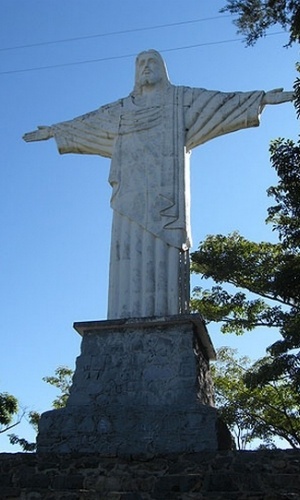 Localizado a 1.080 metros de altura, o monumento do Cristo Redentor de 18 metros foi inaugurado em 1952 no alto do Pico do Fonseca