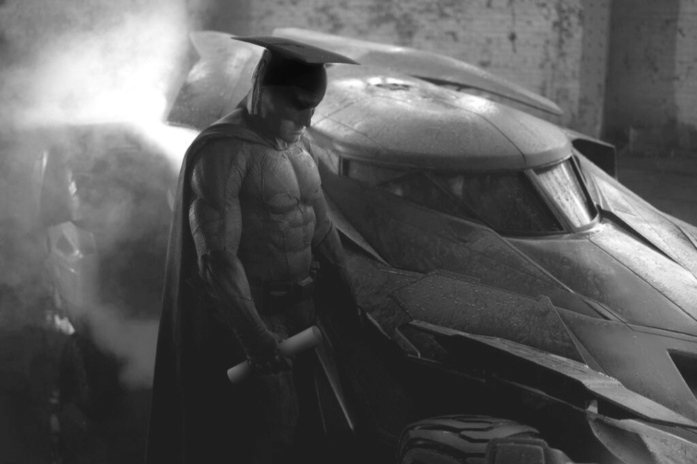Os pais de Batman não puderam ir na formatura do Batman. O blog "Why so sad Batman?" traz diversas sátiras que explicariam porque o Cavaleiros das Trevas estaria tão deprimido na primeira imagem divulgada de "Batman Vs. Superman" - Reprodução/whysosadbatman.tumblr.com/