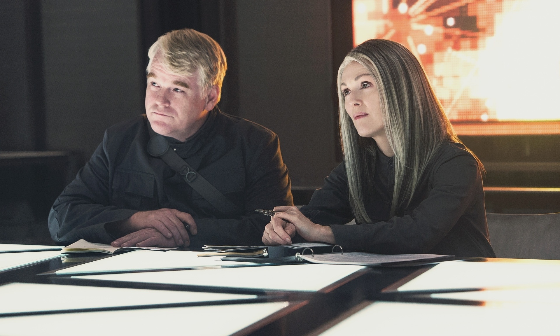 Philip Seymour-Hoffman e Julianne Moore na primeira imagem de "Jogos Vorazes: A Esperança - Parte 1" - Divulgação