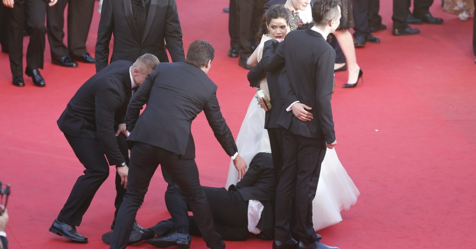 16.mai.2013 - America Ferrera foi surpreendida por um homem que tentou se esconder embaixo de seu vestido durante première do filme "Como Treinar Seu Dragão 2" no Festival de Cannes