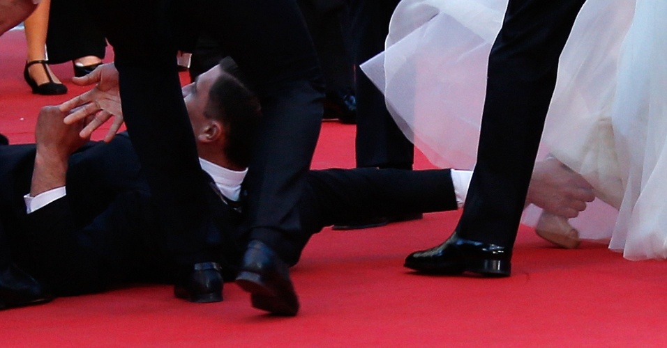 16.mai.2014 - Homem agarra pé da atriz America Ferrera no Festival de Cannes