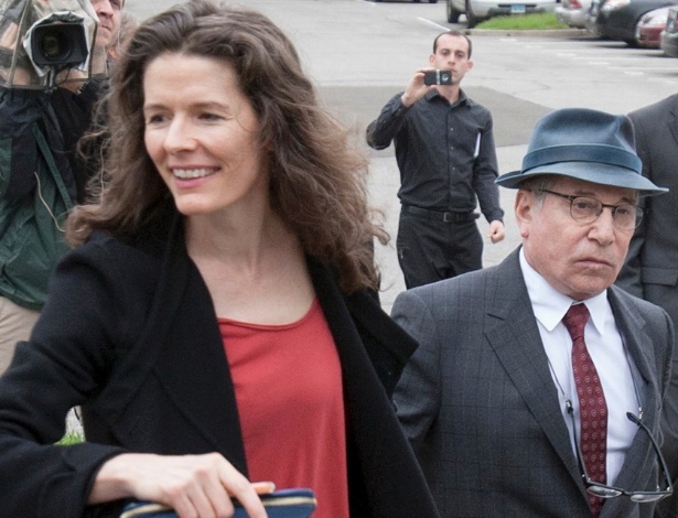 Paul Simon e a mulher se cumprimentam em tribunal após briga doméstica