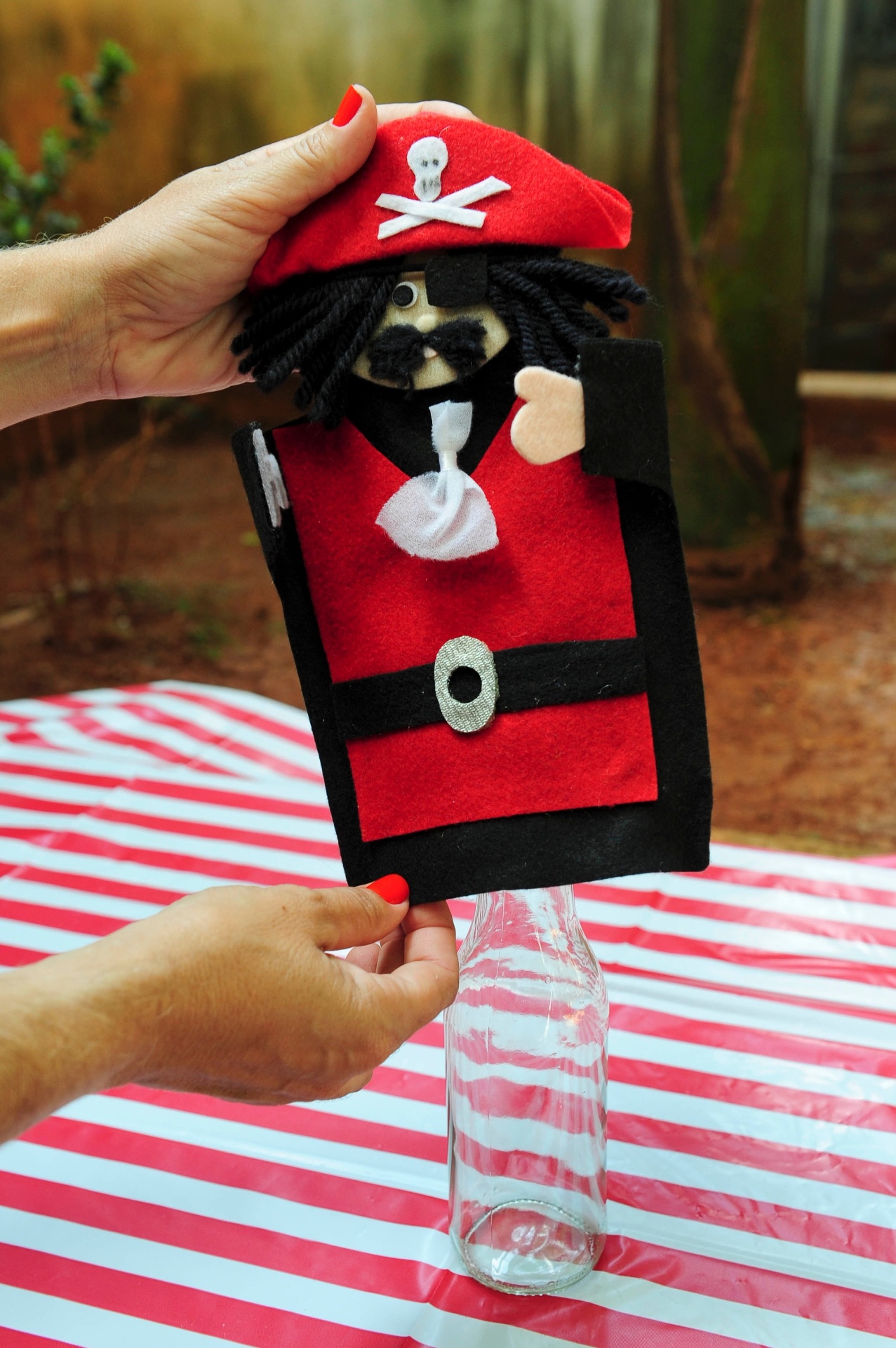 O fantoche de pirata pode ser usado para "vestir" uma garrafa de vidro para ser usada na mesa principal dessa festa de aniversário - Junior Lago/UOL