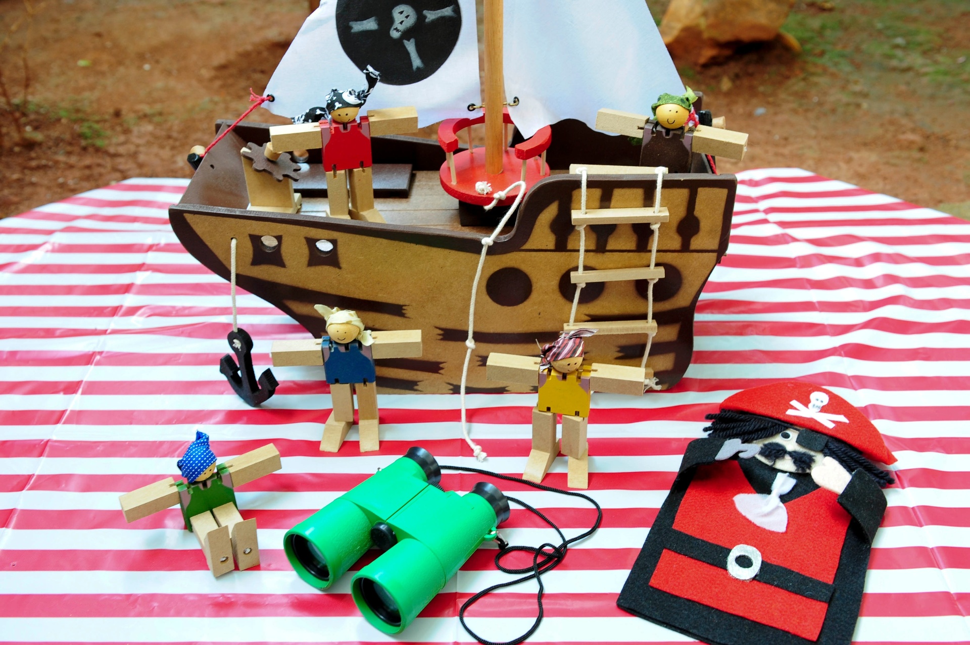 Direto do quarto da criança, o navio, os bonecos de madeira, o binóculo e o fantoche vão ajudar a compor a decoração de aniversário com tema pirata - Junior Lago/UOL