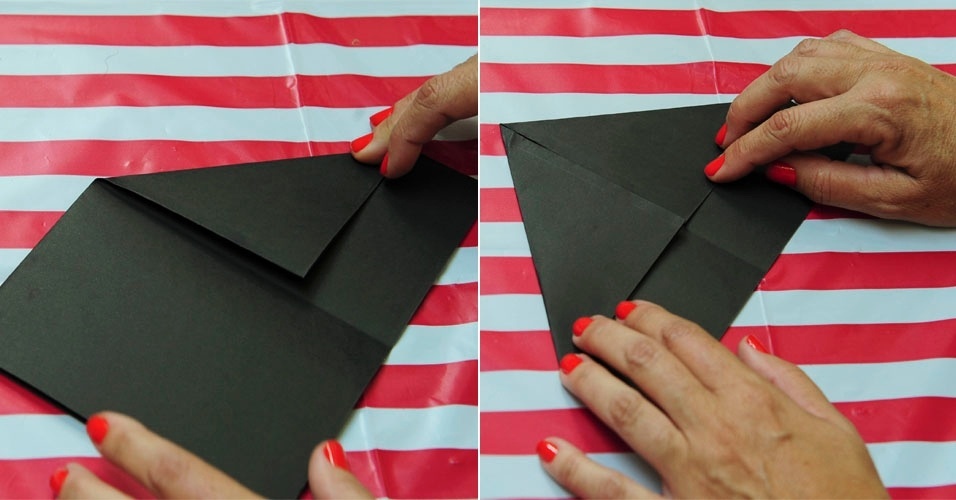 Para continuar o barquinho de dobradura, baixe as pontas de cima até o centro do papel - Junior Lago/UOL