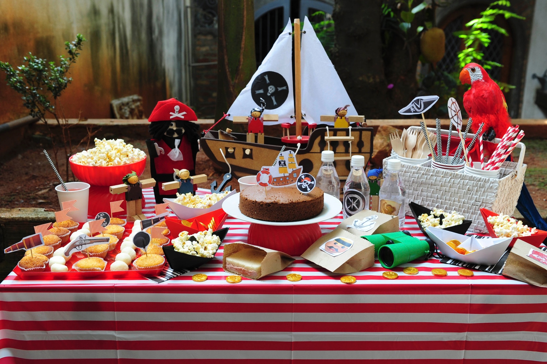 Em busca de ideias para decorar a próxima festa de aniversário do seu filho? Que tal dar uma boa olhada nos brinquedos, livros e outros objetos de uso pessoal dele? Inspire-se a seguir em uma comemoração com temática pirata - Junior Lago/UOL