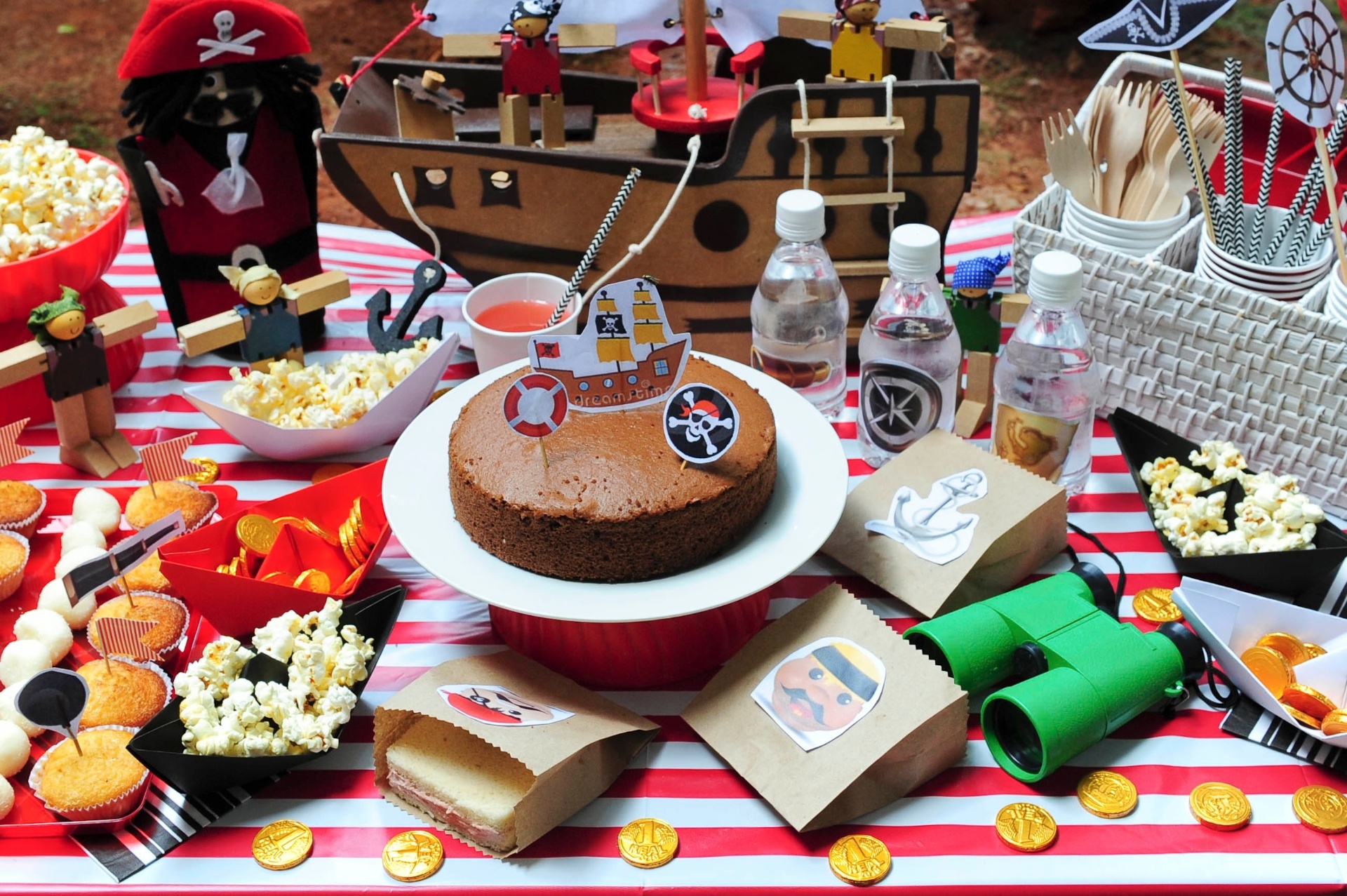 Usados na mesa principal, os brinquedos da criança dão um charme especial à decoração da festa de aniversário - Junior Lago/UOL