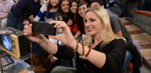 Bandeirinha Fernanda Colombo faz selfie nos bastidores do "Altas Horas"