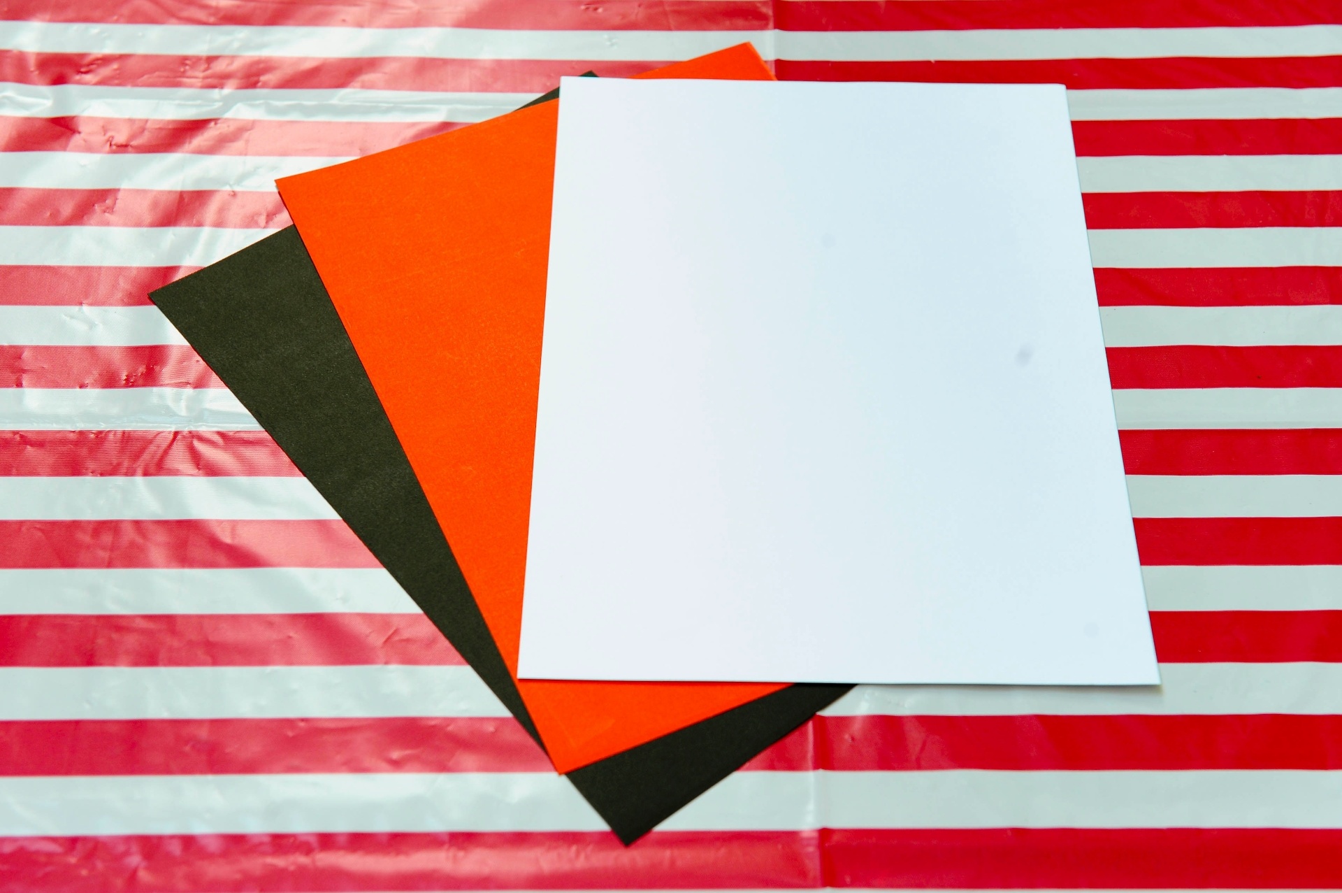 Com folhas de sulfite coloridas, você pode fazer barquinhos para servirem de suporte para doces e salgadinhos e assim enfeitar a mesa principal do aniversário - Junior Lago/UOL