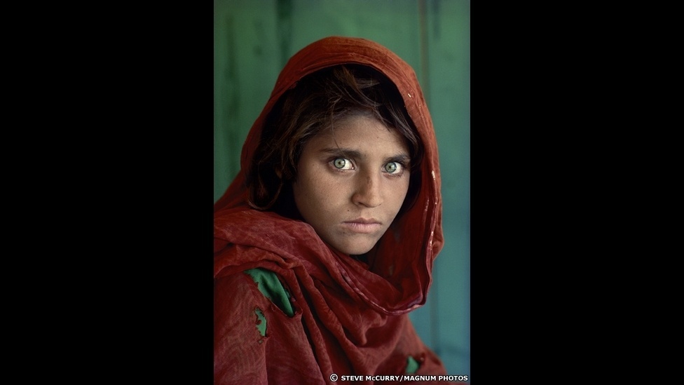 Sua foto de uma jovem órfã afegã de olhos verdes, Sharbat Gula, tirada em uma campo de refugiados, tornou-se um ícone da guerra e a imagem mais conhecida da história da revista 'National Geographic Magazine' - Steve McCurry/Magnum Photos