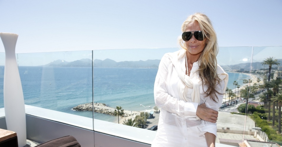 17.mai.2014 - Adriane Galisteu participou de um almoço promovido por uma marca de cerveja em um luxuoso hotel em Cannes, na França