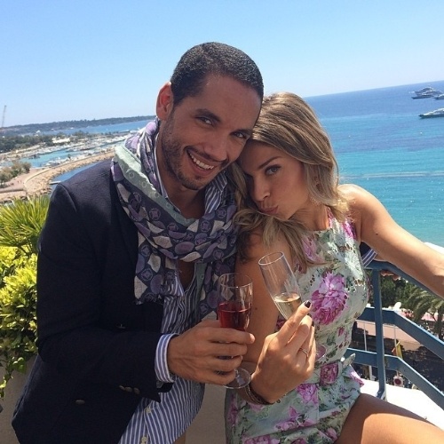 17.mai.2014 - Em Cannes, Grazi Massafera "mandou" beijinho no ombro acompanhada do amigo, André Albarra, A atriz está na cidade a convite de uma marca de cosméticos do qual é embaixadora