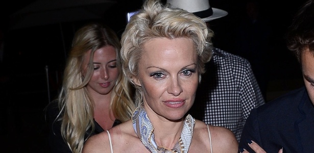 Hotel em que Pamela Anderson está foi atacado por homem nu