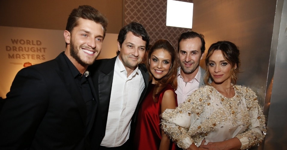 17.mai.2014 - Klebber Toledo, Marcelo Serrado, Paloma Bernardi, Marcos Proença e Suzana Pires curtem evento durante o Festival de Cannes