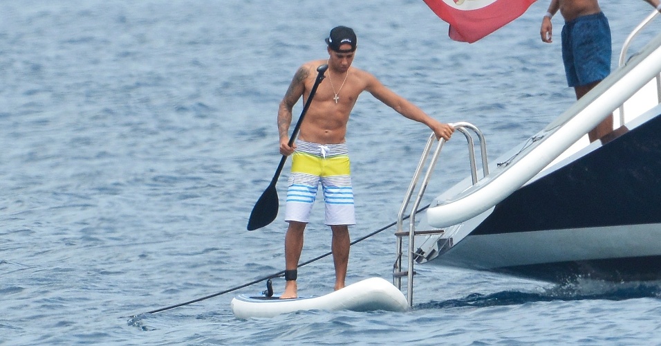 17.mai.2014 - Lewis Hamilton se arriscou a praticar stand up paddle durante tarde de sol em Barbados