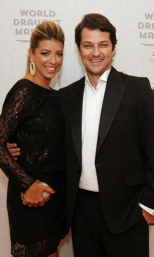 17.mai.2014 - Marcelo Serrado e a mulher Roberta Fernandes aproveitam evento em Cannes