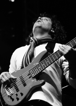 Músico usa baixo de seis cordas durante show de Stanley Jordan na Virada Cultural - Reinaldo Canato/UOL