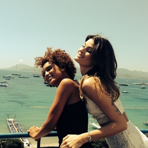 17.mai.2014 - Taís Araújo e Isabeli Fontana curtiram passeio em Cannes, na França. A atriz e a modelo foram prestigiar o festival de cinema a convite de uma marca de cosméticos