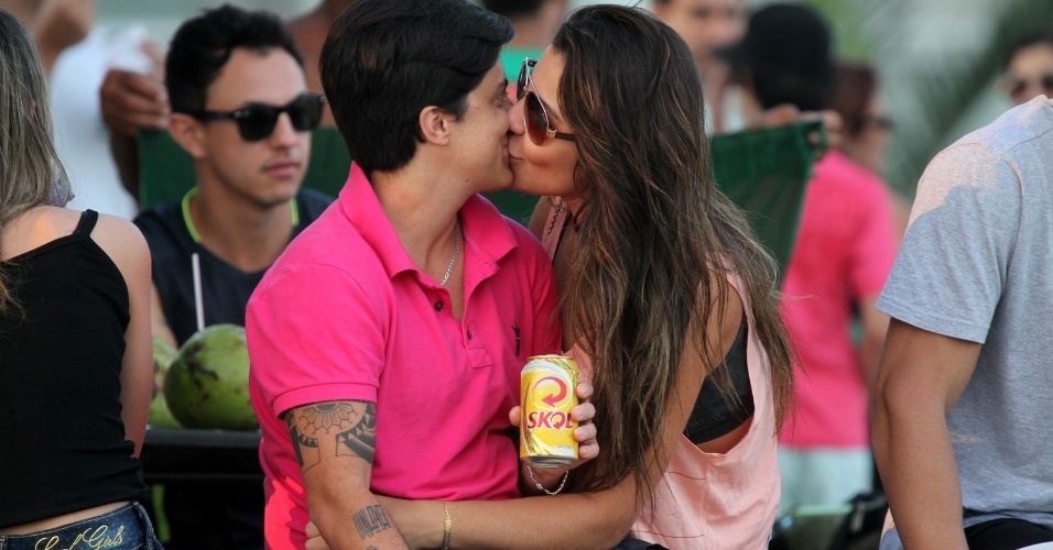17.mai.2014 - Thammy Miranda foi flagrada ao beijos com sua namorada  Andressa Ferreira nesta tarde na Barra da Tijuca, no Rio