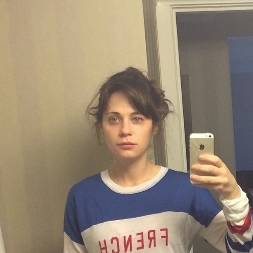 17.mai.2014 - A atriz e cantora Zooey Deschanel compartilhou em seu perfil do Instagram uma foto onde aparece com cara de sono e sem maquiagem. "Bom dia", escreveu ela
