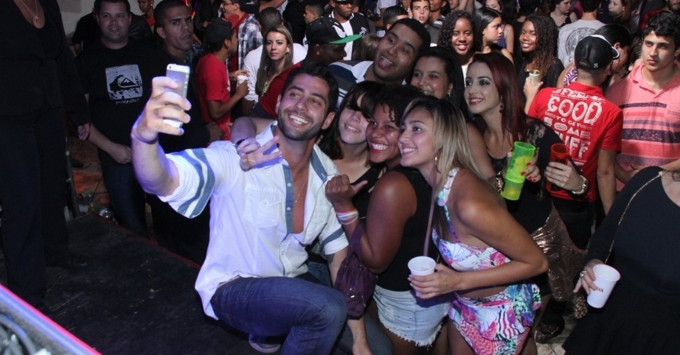 17.mai.2014 - O ex-BBB Marcelo se divertiu em uma festa que aconteceu neste sábado em Itaboraí, estado do Rio. O modelo e ator fez selfie com os fãs