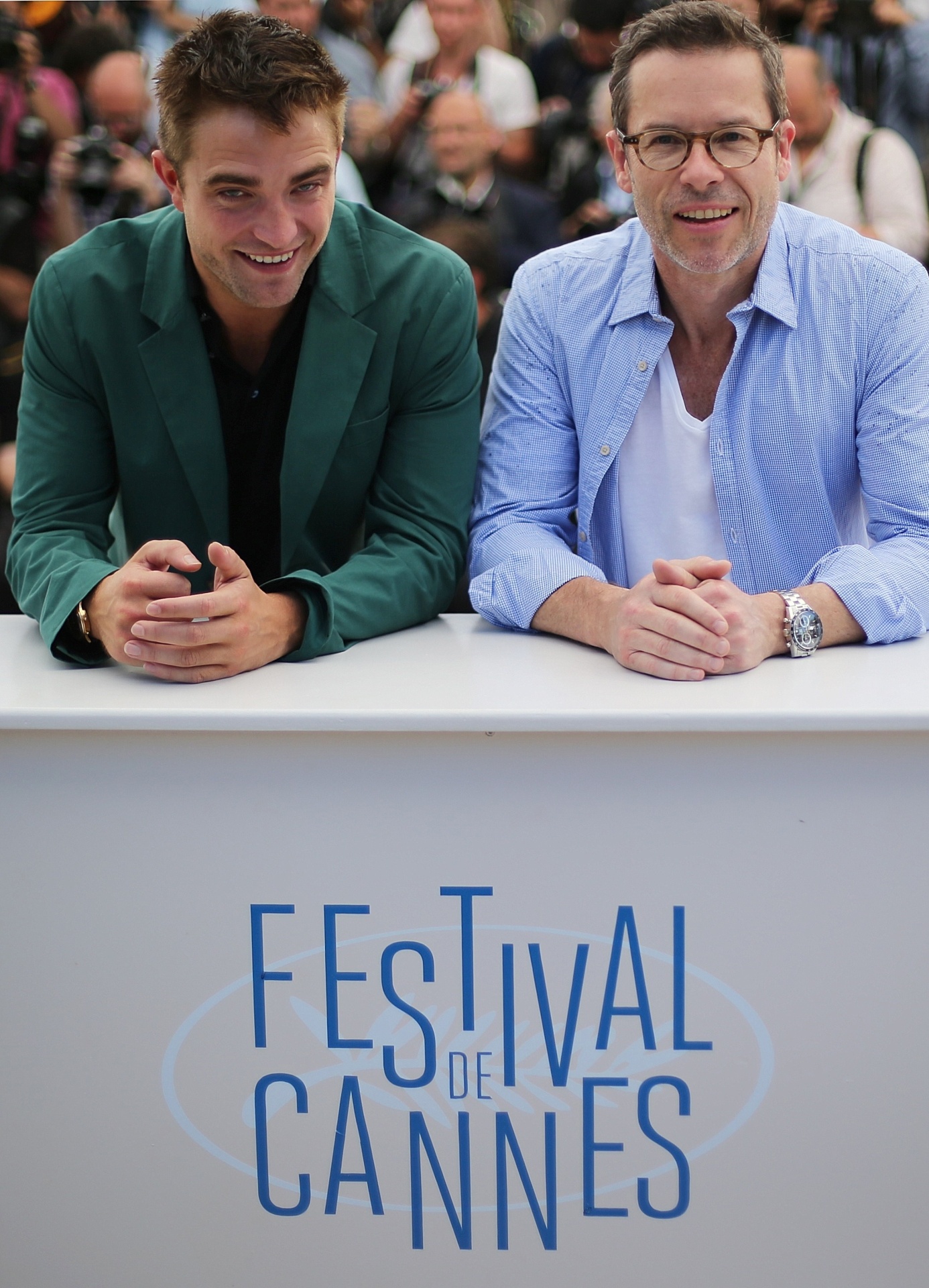 18.mai.2014 - Robert Pattinson e Guy Pearce na sessão de fotos do filme "The Rover" - AFP