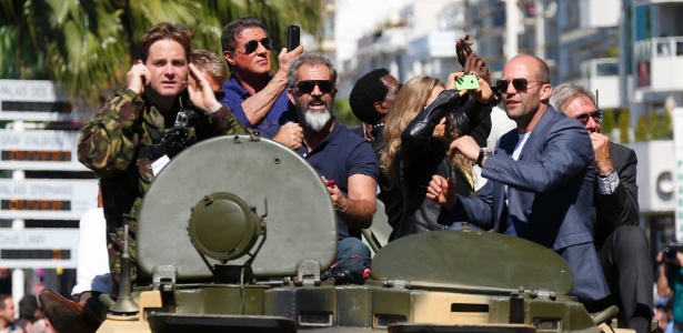 Sylvester Stallone, Mel Gibson, Jason Statham e Harrison Ford chegam em um tanque de guerra - Reuters