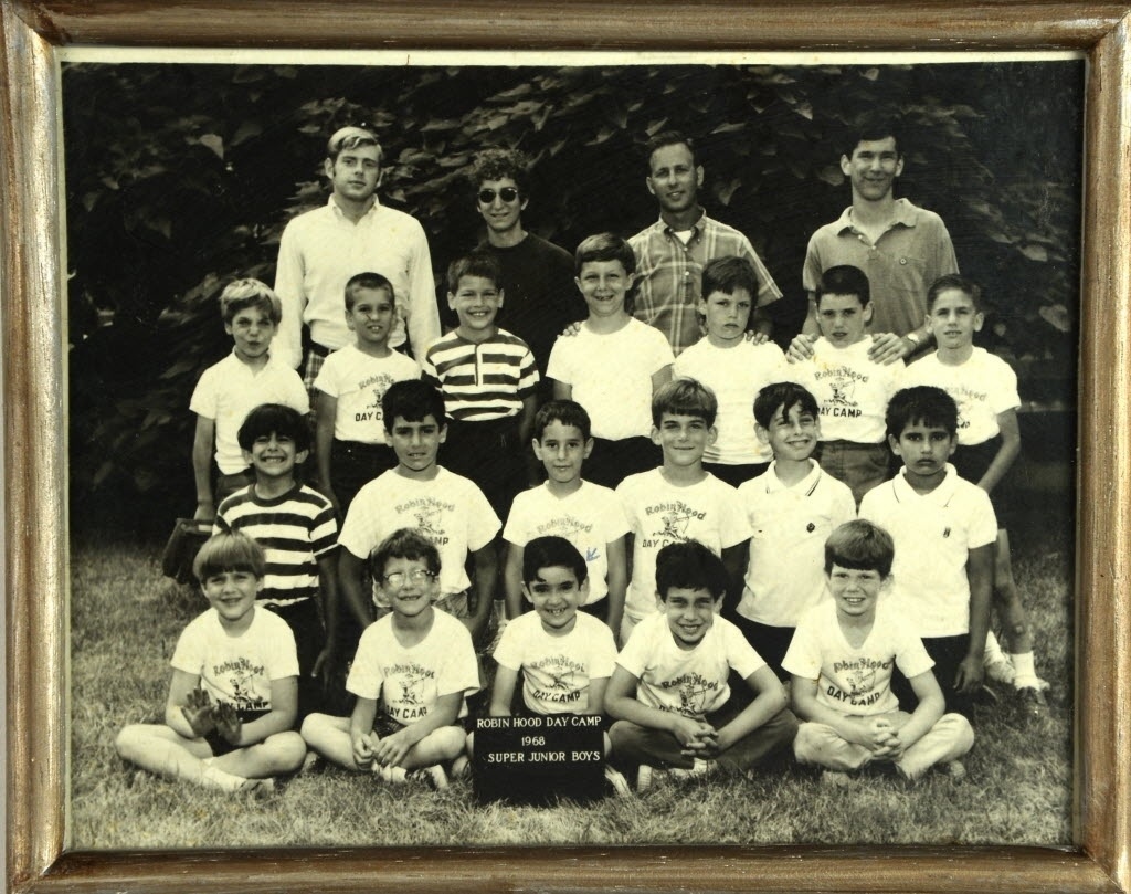 12.mai.2014 - Foto em colônia de férias em 1968 mostra Renato Russo agachado próximo a placa; imagem encontra-se no apartamento onde o cantor morou entre 1990 e 1996, no bairro de Ipanema, no Rio de Janeiro, mantido pelo filho Giuliano Manfredini - André Lobo/UOL