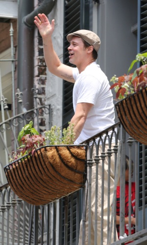 17.mai.2014 - Brad Pitt e Matthew McConaughey se divertiram jogando bola de futebol americano um para o outro do lado de fora de suas varandas. Os atores se hospedaram um de frente para o outro, em Nova Orleans. Eles estiveram na cidade para coletar fundos para a fundação "Amazing Race"