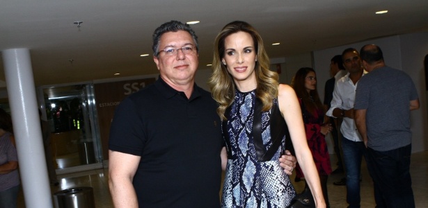 19.mai.2014 - Boninho e Ana Furtado prestigiaram a estreia do musical "Crazy For You", no Rio. O espetáculo é estrelado por Claudia Raia