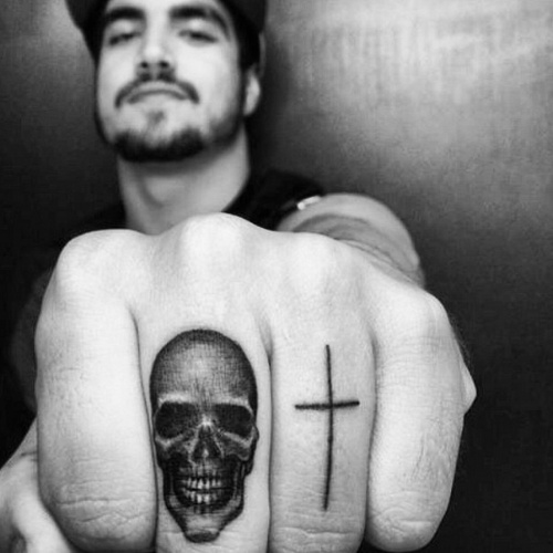 19.mai.2014 - Caio Castro compartilhou com seus fãs imagem da nova tatuagem: um caveira e um cruz nos dedos. De férias desde o fim de "Amor à Vida", Caio está escalado para a novela "Lady Marizete"