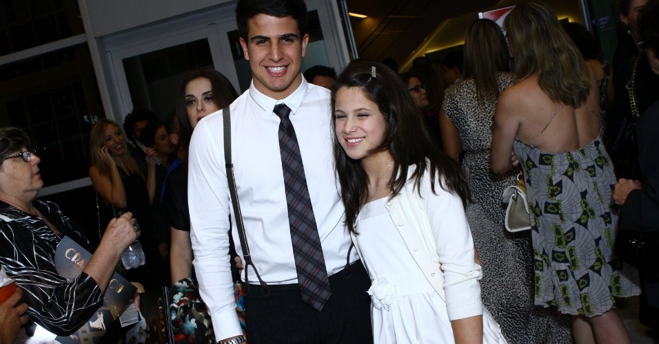 19.mai.2014 - Enzo e Sophia, filhos de Claudia Raia, prestigiaram a estreia do musical "Crazy For You", no Rio